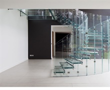 پله شیشه ای