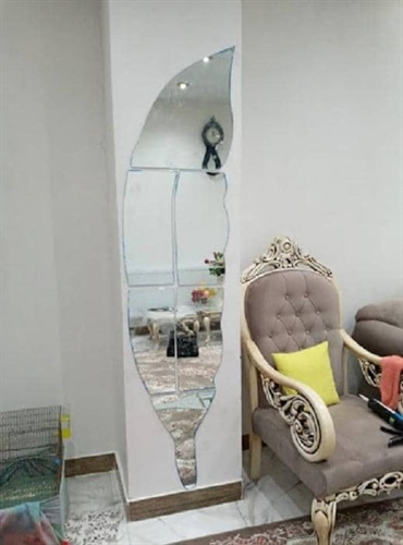 آینه دکوراتیو روی ستون سفید